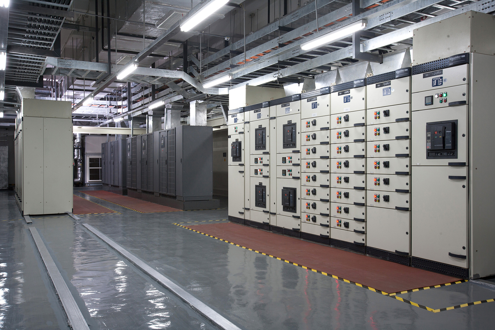 物业老旧配电室故障频发怎么办? 在很多老旧配电室经常可以看到现场缺乏管理,存在许多安全隐患,如不能及时发现处理就会导致设备故障,包括常见的开关跳闸、电池漏液、线缆或元件温度过高等。当故障出现时,传统运维模式下的配电室管理人员通常难以及时发现和快速排查处理,而且层层汇报需要较长的沟通过程,从故障发生到排除浪费大量时间,影响抢修的响应速度和恢复供电。而借助易电务配电智能运维平台,用电单位可以实现全天候的监测和故障快速自动定位,并且通过易电务线上线下一体化运维服务,可快速调度和响应处理,大幅提高用电的可靠性、安全性