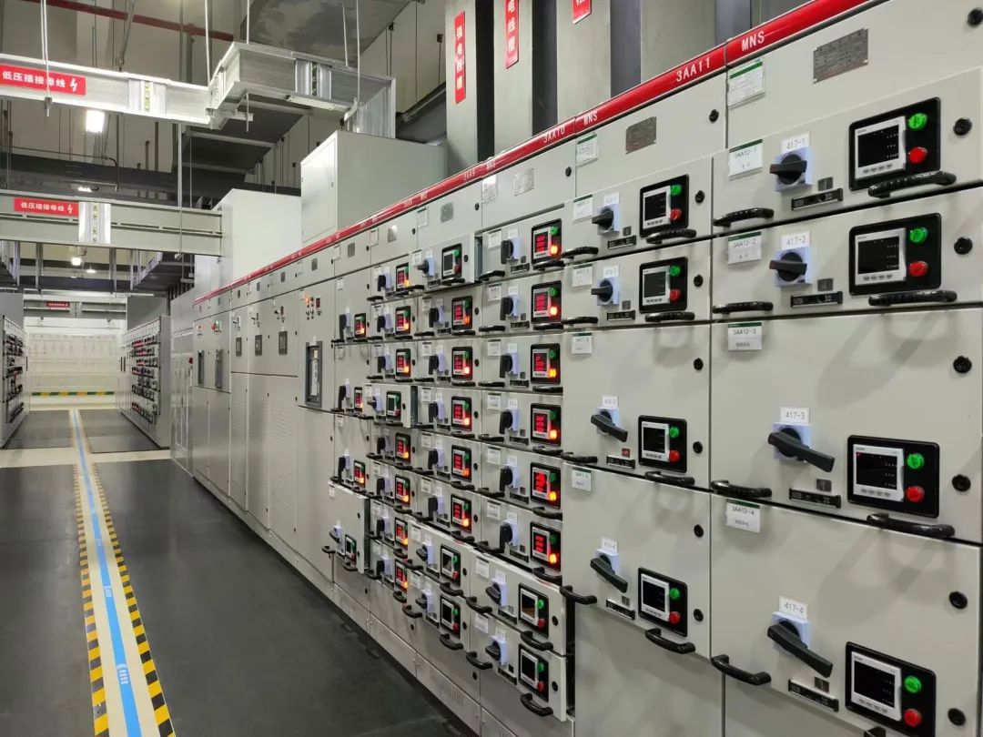 易电务可以为用户提供配电室实时运行监测、预告警管理、自动分析报告、专家远程指导、巡视检查、维护检修、预防性试验、应急响应、备品更换等一站式的配电托管运维服务。